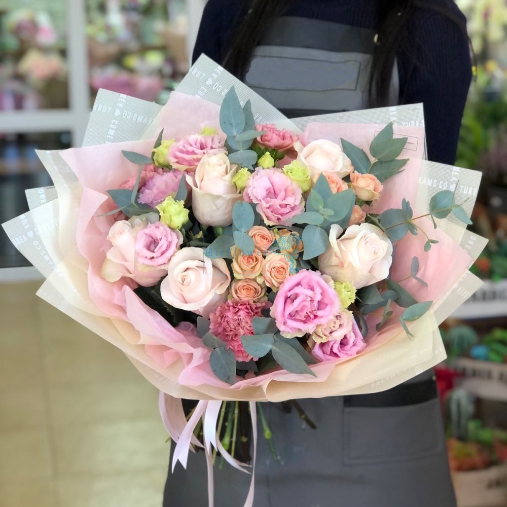 Букет цветов из: Розы, Лизиантусы и Гвоздики